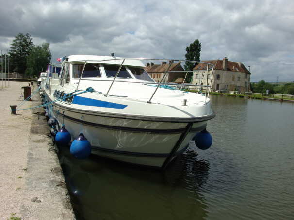 Angelegt Fotos Hausbootferien. Nach einem langen Tag haben wir hier angelegt und bereiten uns auf die Nacht vor.